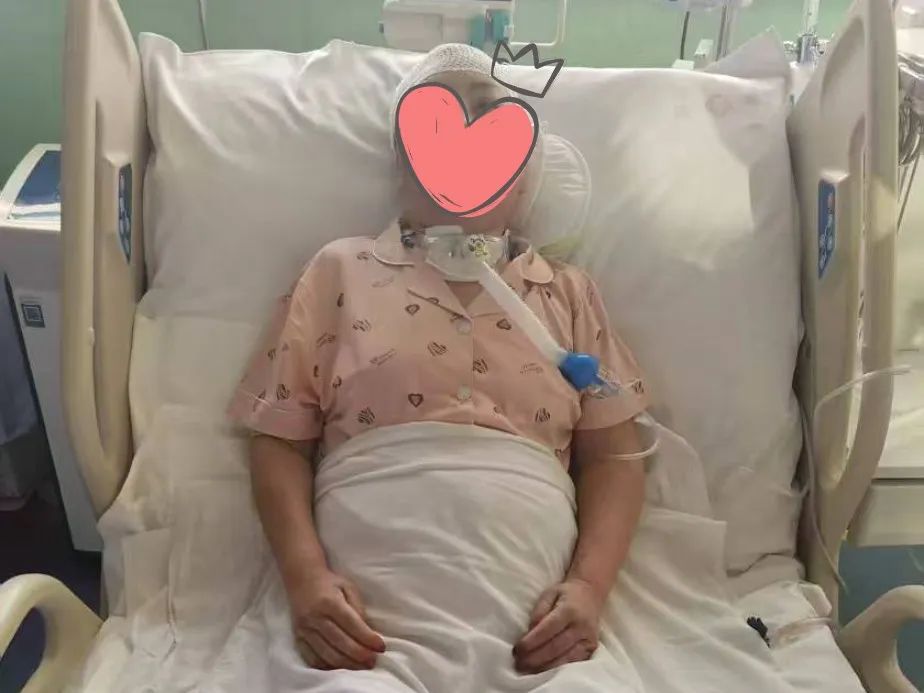 患者出院前 已脱离呼吸机 可自主睁眼.jpg 患者出院前 已脱离呼吸机 可自主睁眼.jpg