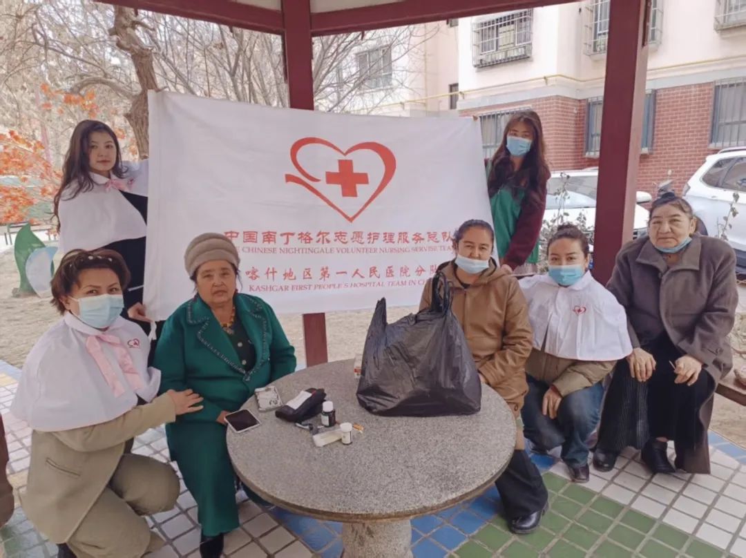 儿内一科护理人员为社区居民讲解糖尿病相关知识.jpg 儿内一科护理人员为社区居民讲解糖尿病相关知识.jpg