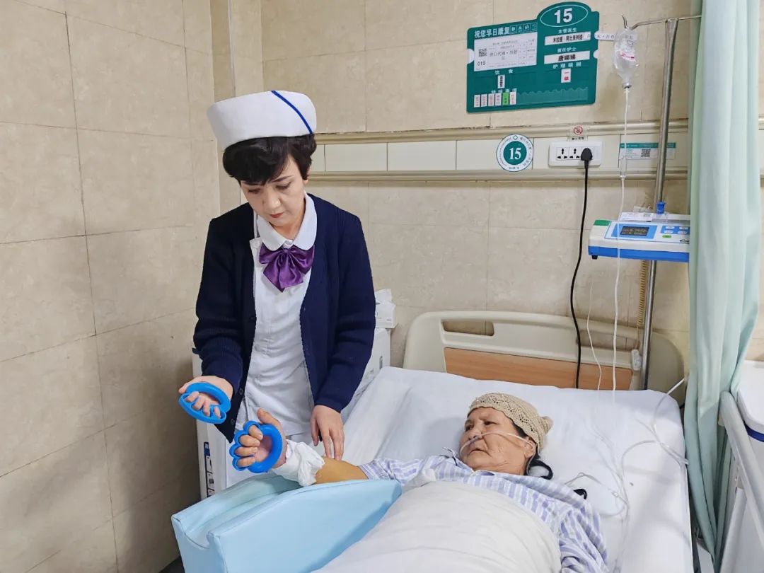 护士指导患者进行握力器应用.jpg